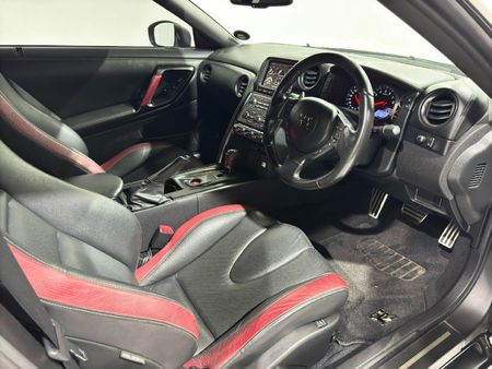 2011-Nissan-GT-R-Black-Edition_21