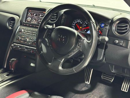 2011-Nissan-GT-R-Black-Edition_24