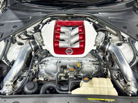 2011-Nissan-GT-R-Black-Edition_25