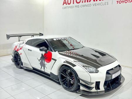 2011-Nissan-GT-R-Black-Edition_2