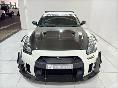 2011-Nissan-GT-R-Black-Edition_3