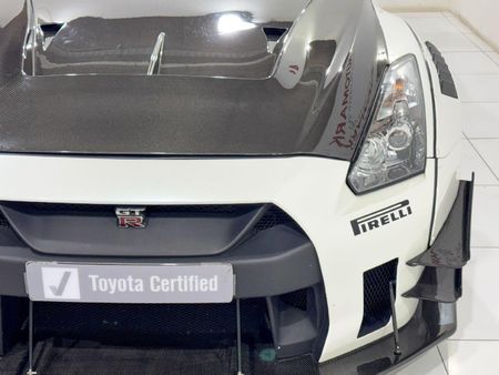 2011-Nissan-GT-R-Black-Edition_4