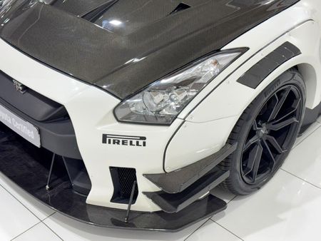 2011-Nissan-GT-R-Black-Edition_5