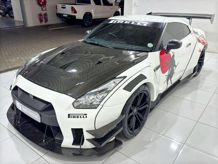 2011-Nissan-GT-R-Black-Edition_6