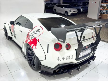 2011-Nissan-GT-R-Black-Edition_7