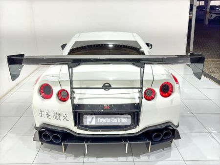 2011-Nissan-GT-R-Black-Edition_8