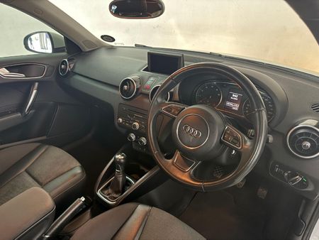 2014-Audi-A1-Sportback-14-TFSI-Ambition_9