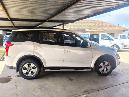 2014-Mahindra-XUV-500-22D-mHawk-7-seat-W8_4