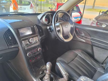 2014-Mahindra-XUV-500-22D-mHawk-7-seat-W8_6