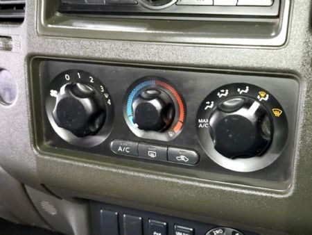 2009-Nissan-Navara-40-V6-4x4-Double-Cab_14