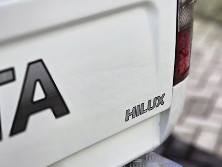 2004-Toyota-Hilux-2400-D-LWB-Single-Cab_10