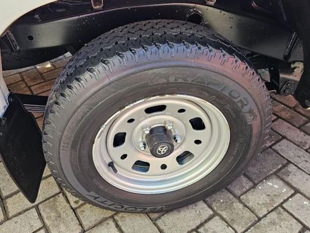 2004-Toyota-Hilux-2400-D-LWB-Single-Cab_13