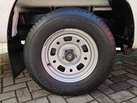 2004-Toyota-Hilux-2400-D-LWB-Single-Cab_14