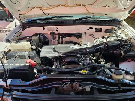 2004-Toyota-Hilux-2400-D-LWB-Single-Cab_15