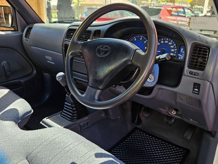 2004-Toyota-Hilux-2400-D-LWB-Single-Cab_18