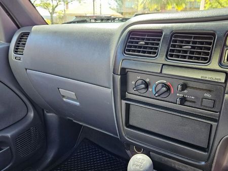 2004-Toyota-Hilux-2400-D-LWB-Single-Cab_19