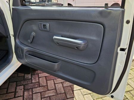 2004-Toyota-Hilux-2400-D-LWB-Single-Cab_23