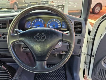 2004-Toyota-Hilux-2400-D-LWB-Single-Cab_24