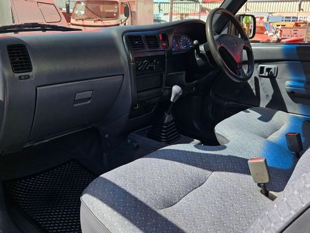 2004-Toyota-Hilux-2400-D-LWB-Single-Cab_25