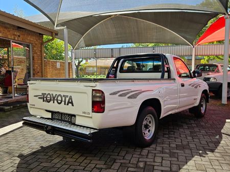 2004-Toyota-Hilux-2400-D-LWB-Single-Cab_3