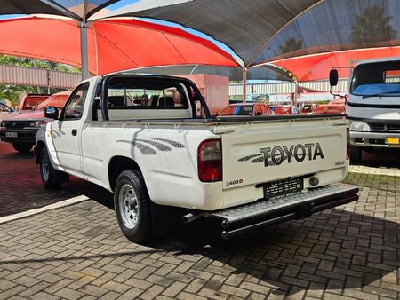 2004-Toyota-Hilux-2400-D-LWB-Single-Cab_5