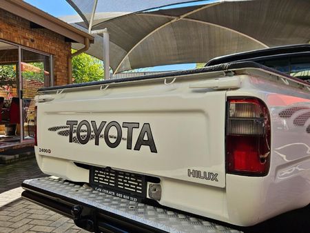 2004-Toyota-Hilux-2400-D-LWB-Single-Cab_8