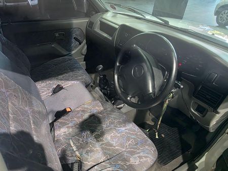 2002-Isuzu-KB-220-LWB-LE_7