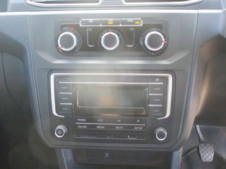 2020-Volkswagen-Caddy-CrewBus-16i_9