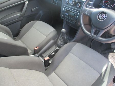 2020-Volkswagen-Caddy-CrewBus-16i_10