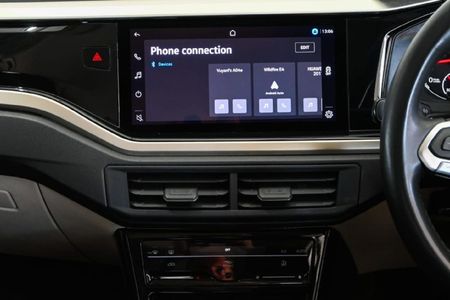 2024-Volkswagen-Polo-Sedan-10TSI-Life_9