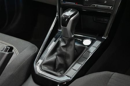 2024-Volkswagen-Polo-Sedan-10TSI-Life_10