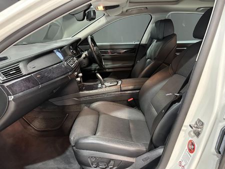 2010-BMW-7-Series-740i_9