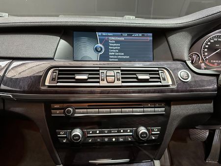 2010-BMW-7-Series-740i_10