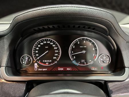 2010-BMW-7-Series-740i_11