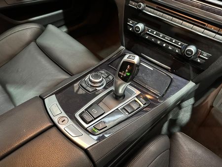 2010-BMW-7-Series-740i_12