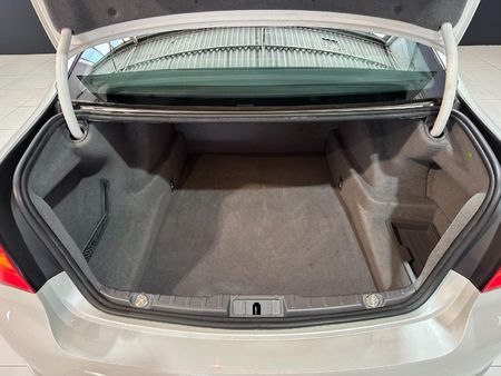 2010-BMW-7-Series-740i_13