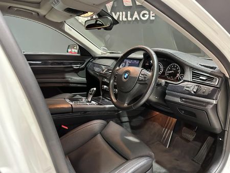 2010-BMW-7-Series-740i_7