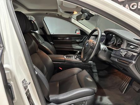 2010-BMW-7-Series-740i_8