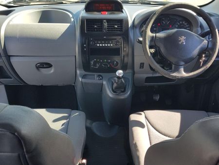 2010-Peugeot-Expert-20-HDi-Tepee_16
