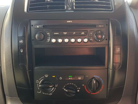 2010-Peugeot-Expert-20-HDi-Tepee_17