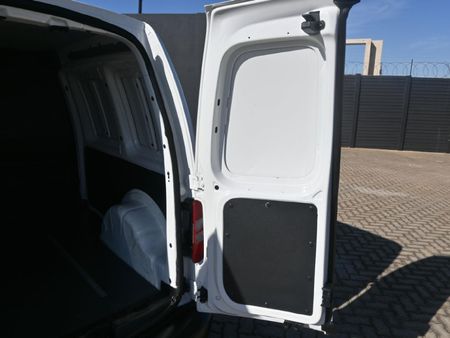 2013-Volkswagen-Caddy-20-TDI-81kW-Panel-Van_9