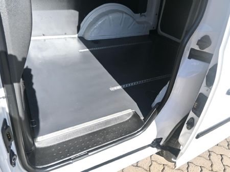 2013-Volkswagen-Caddy-20-TDI-81kW-Panel-Van_10