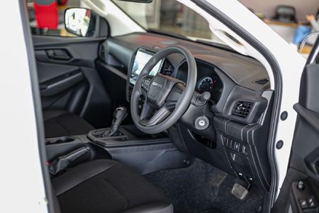 2025-Isuzu-D-Max-19-DDI-L-4x4-Auto-Single-Cab_11