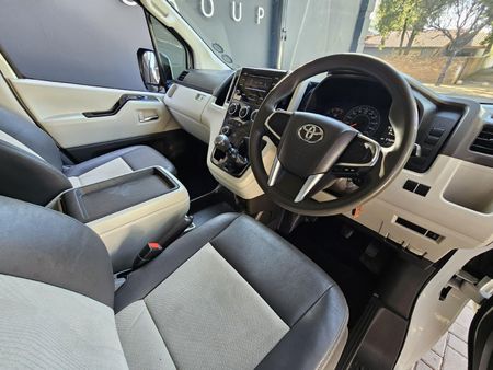 2019-Toyota-Quantum-28-GL-11-seat_2