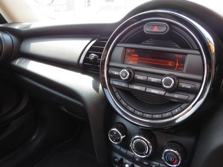 2016-MINI-Hatch-One-12T_23