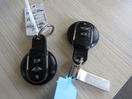 2016-MINI-Hatch-One-12T_31
