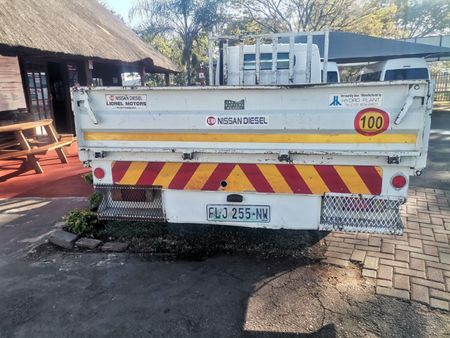 2005-Nissan-Ud-Ud35-Dropside_5
