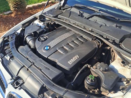 2011-BMW-3-Series-330d-Innovation-Auto_10