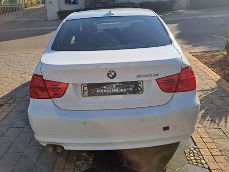 2011-BMW-3-Series-330d-Innovation-Auto_5