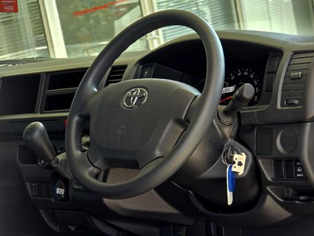 2025-Toyota-Quantum-25-D-4D-Sesfikile-16-seat_5